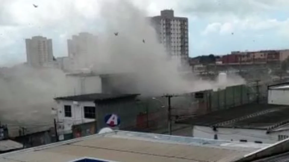 VEJA VÍDEOS! Explosão em unidade da White Martins causa danos em residências