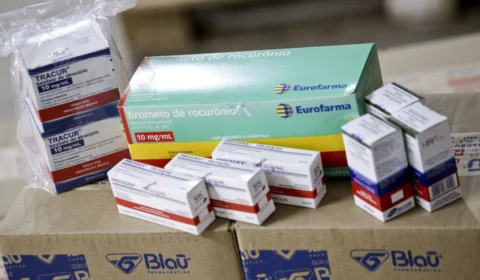 Ministério da Saúde anuncia a distribuição de mais 864 mil unidades de medicamentos de intubação para os Estados