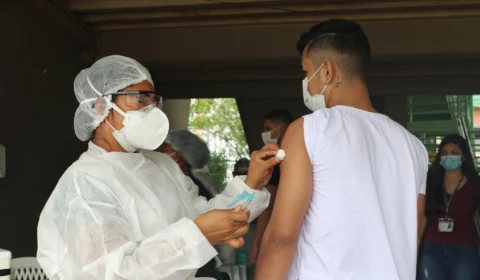 FVS informa a aplicação de 705.357 doses de vacina contra Covid-19 até esta quinta-feira (15)