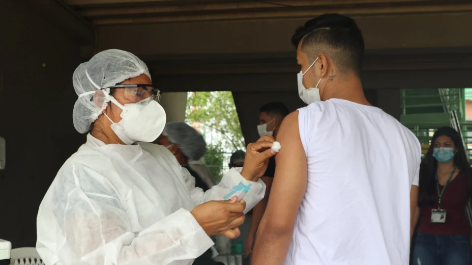 FVS informa a aplicação de 705.357 doses de vacina contra Covid-19 até esta quinta-feira (15)