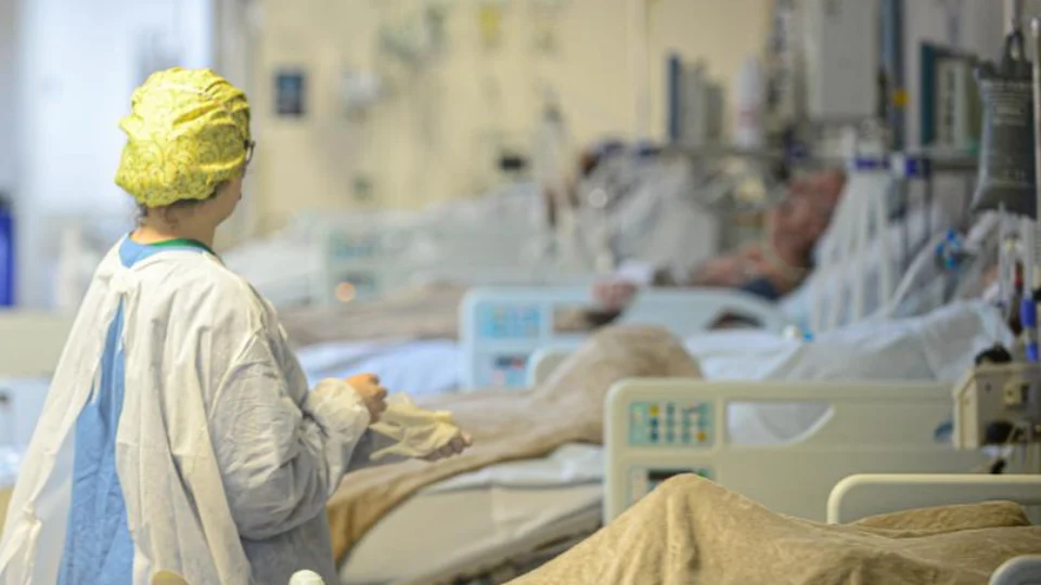 Com 3.125 mortes por Covid-19 em 7 dias, Brasil registra marca inédita na média semanal de óbitos pela doença