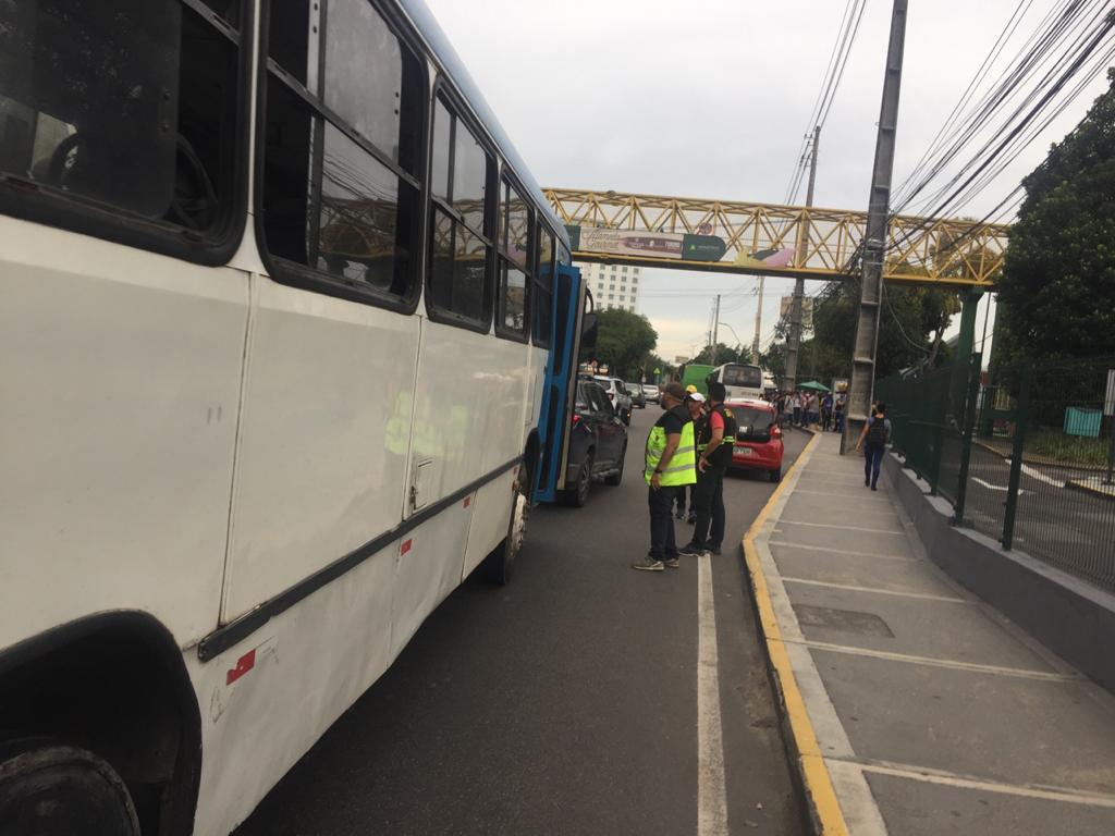IMMU apreende veículos fazendo transporte irregular de passageiros em bairros de Manaus.