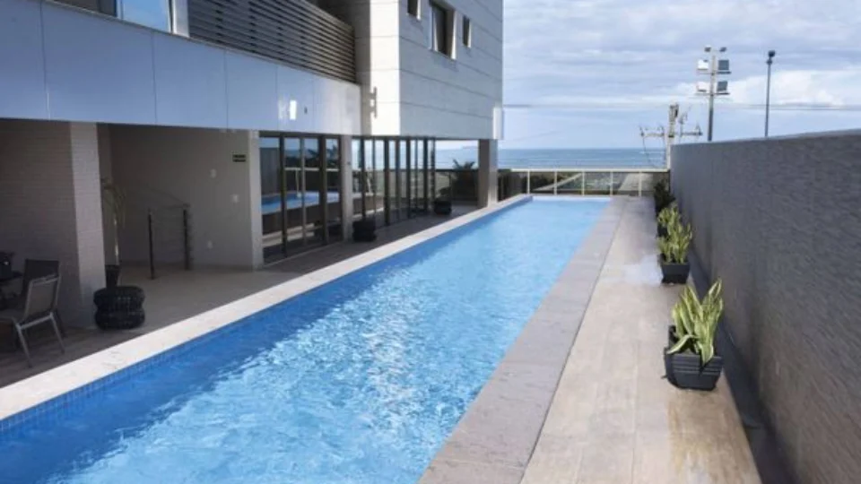 VEJA VÍDEO – Piscina de edifício de luxo desaba sobre garagem