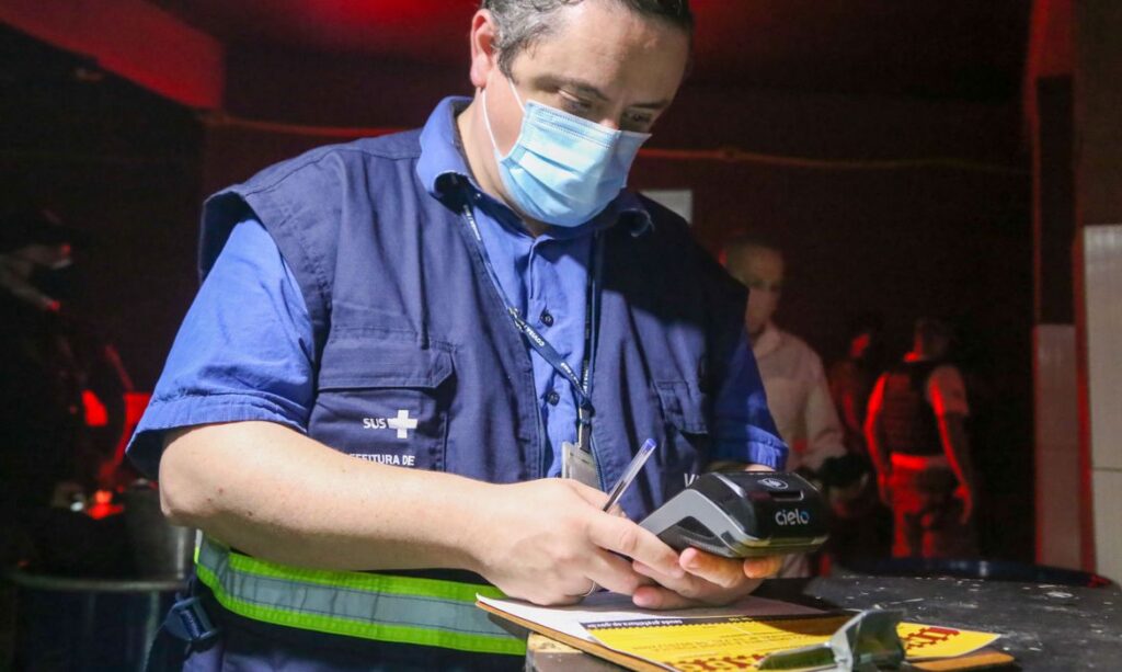 Comitê flagra festas clandestinas na capital e Grande São Paulo.