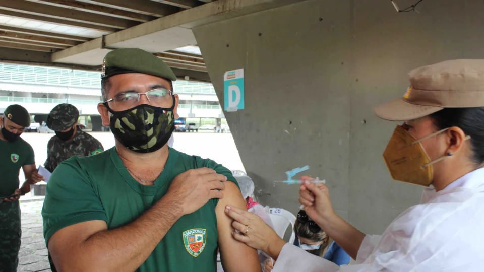 Vacinação contra Covid-19 atinge 67% da meta em profissionais da segurança pública em Manaus