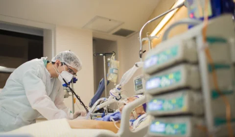 Fiocruz alerta sobre síndrome respiratória associada à covid-19