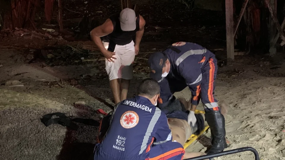 Homem é encontrado brutalmente espancado e esfaqueado, abandonado na zona Norte de Manaus