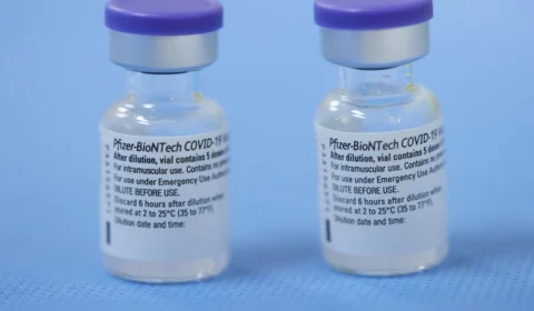 Novo lote de vacinas da Pfizer chega ao Brasil