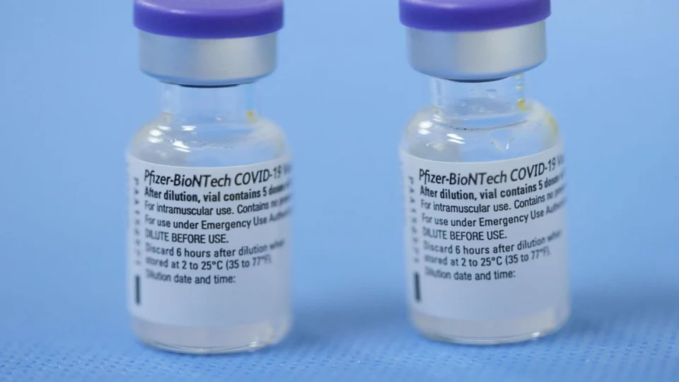 Novo lote de vacinas da Pfizer chega ao Brasil