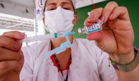 Prefeitura alerta que pessoas acamadas precisam fazer cadastro para receber vacina contra Covid-19 e Influenza em casa