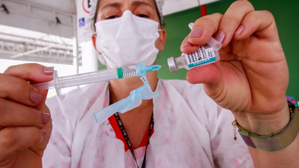 Prefeitura alerta que pessoas acamadas precisam fazer cadastro para receber vacina contra Covid-19 e Influenza em casa