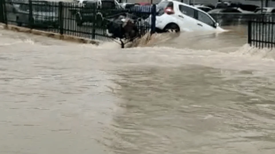 Bombeiros confirmam que não houve vítimas fatais em alagamento na Av. Torquato Tapajós