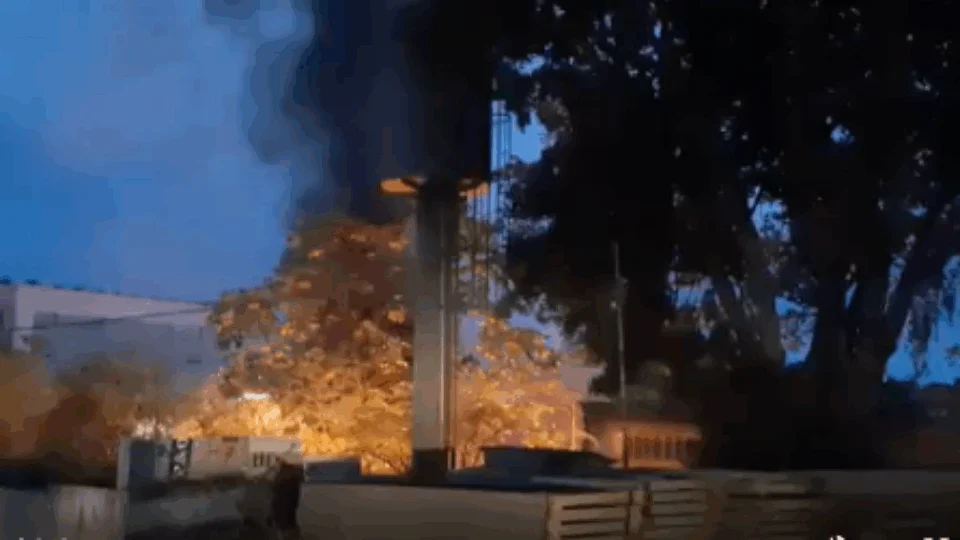 Incêndio atinge fábrica abandonada e assusta populares em Manaus; Veja vídeos