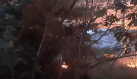 Veja vídeo: Incêndio atinge fábrica de plásticos abandonada