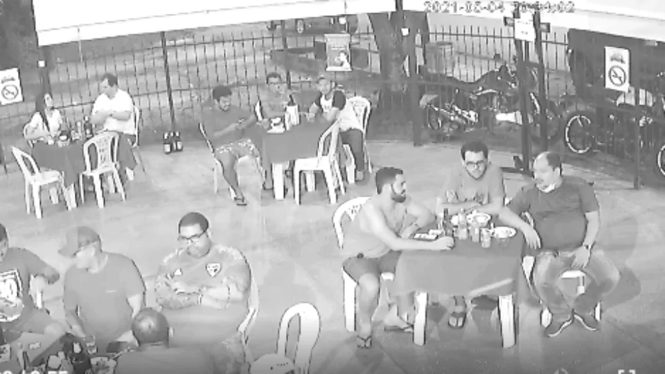 Veja vídeos: homens fazem arrastão em bar e amedrontam vítimas