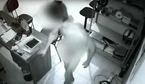 Veja vídeo;Câmeras flagram homem pelado e com máscara no queixo furtando ferramenta de oficina