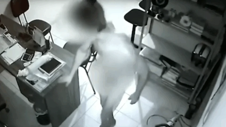 Veja vídeo;Câmeras flagram homem pelado e com máscara no queixo furtando ferramenta de oficina