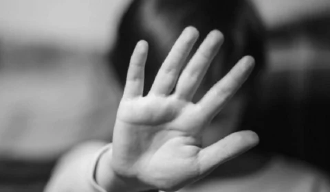 Pais são presos por amarrar pênis de menino para evitar xixi na cama