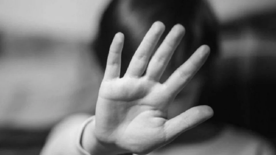 Pais são presos por amarrar pênis de menino para evitar xixi na cama