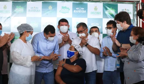 “Vamos fazer um mutirão”, disse Wilson Lima no primeiro dia de vacinação dos profissionais da educação