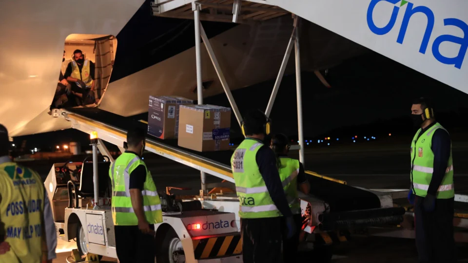 Amazonas recebe novo lote com as três vacinas permitidas no País; Veja detalhes