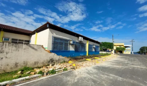 Veja vídeo do momento em que muro de escola desaba e atingi gari