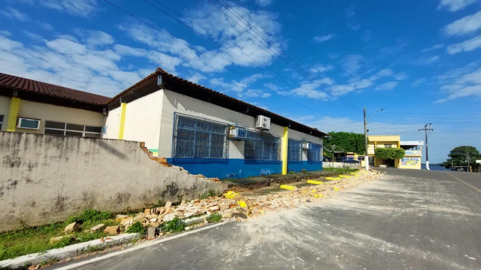 Veja vídeo do momento em que muro de escola desaba e atingi gari