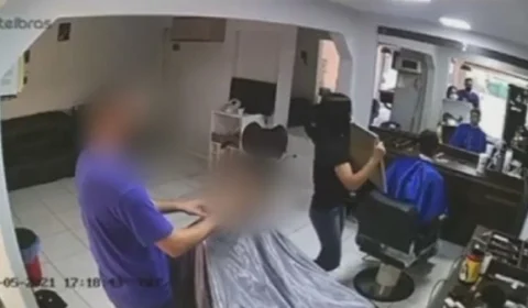 Veja vídeo;se passando por cliente, criminoso corta o cabelo e anuncia assalto em barbearia