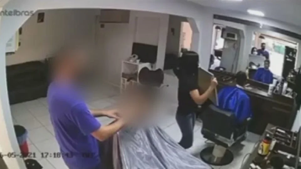 Veja vídeo;se passando por cliente, criminoso corta o cabelo e anuncia assalto em barbearia