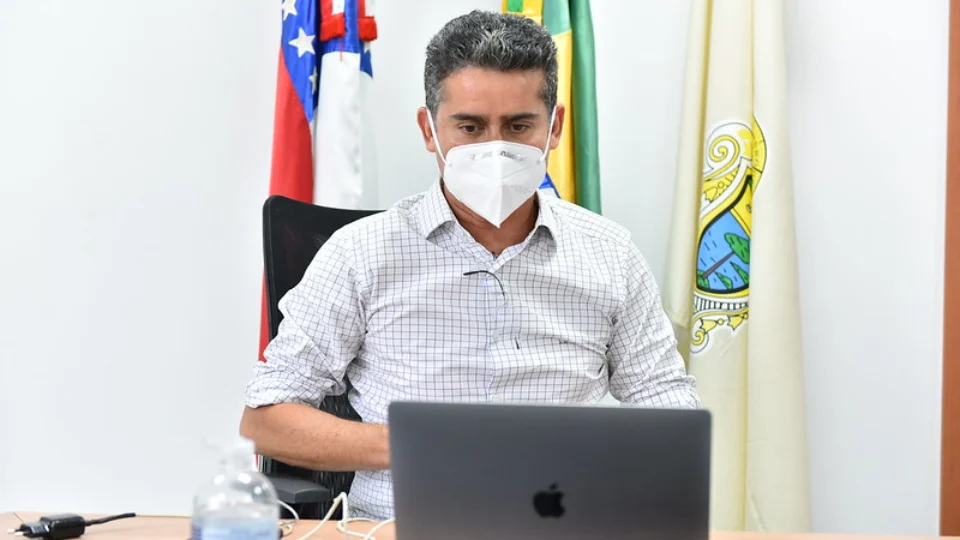 Davi Almeida assina lei que sanciona o aumento salarial dos profissionais do Conselho Tutelar