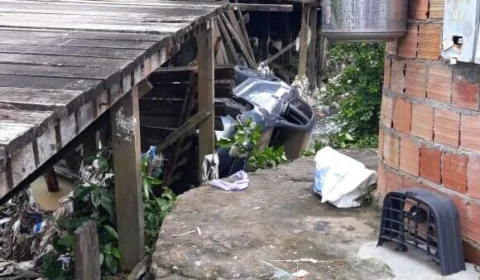 Veja vídeo: Motorista tenta atravessar ponte de madeira e cai em igarapé no Nova  Esperança