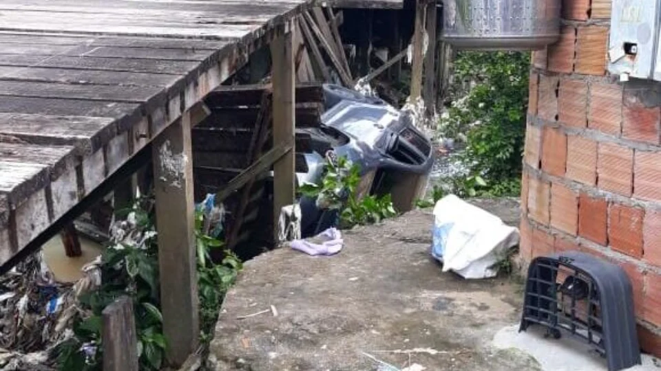 Veja vídeo: Motorista tenta atravessar ponte de madeira e cai em igarapé no Nova  Esperança