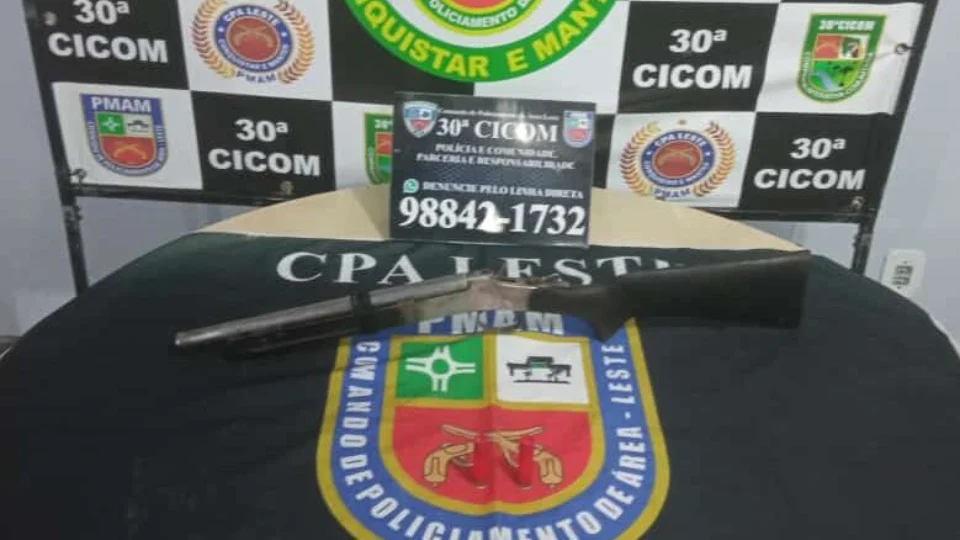 Após denúncias, homem é preso por posse ilegal de arma de fogo na Zona Leste