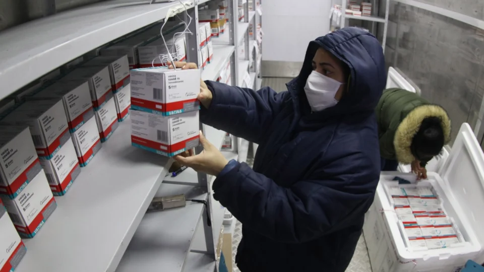 Amazonas recebe nova remessa com 89.250 vacinas AstraZeneca e 5.850 do tipo Pfizer