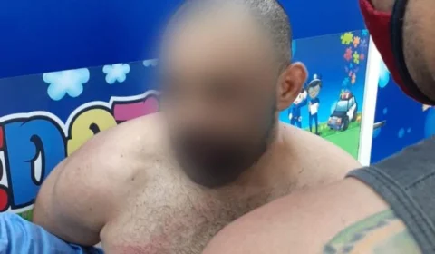 Veja vídeo;Homem surta, ataca companheira e filha com faca e acaba preso, em Manaus