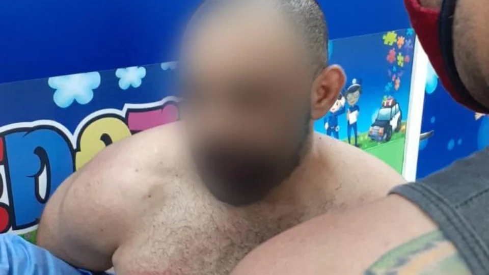 Veja vídeo;Homem surta, ataca companheira e filha com faca e acaba preso, em Manaus