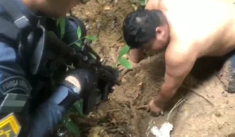 Vídeo;Traficante nada em igarapé para mostrar à PM 100kg de maconha enterradas, na zona Norte