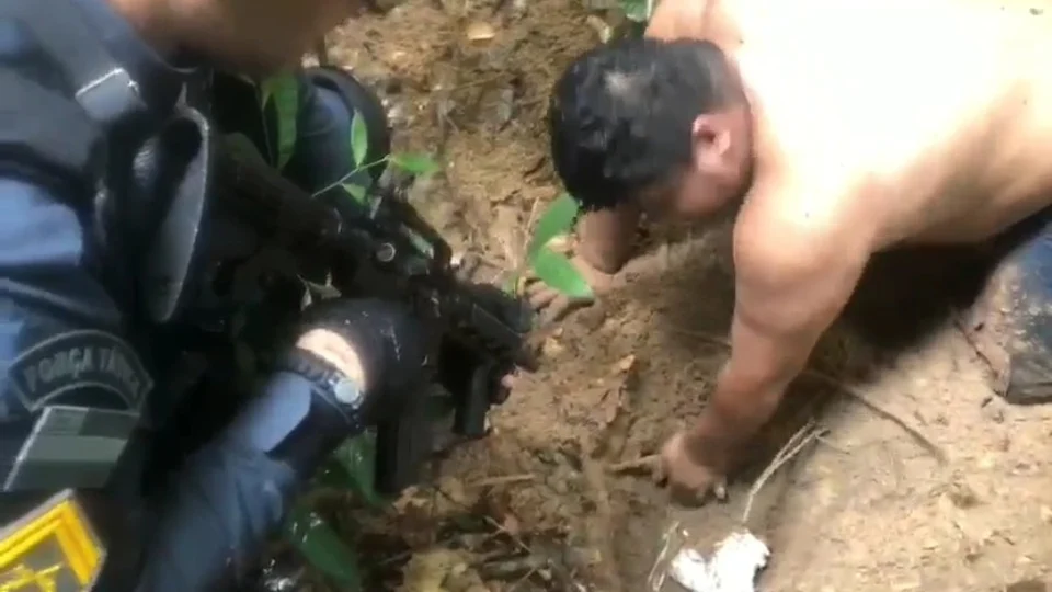 Vídeo;Traficante nada em igarapé para mostrar à PM 100kg de maconha enterradas, na zona Norte