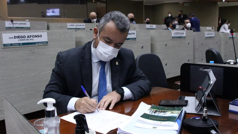 Peixoto subscreve moção de apoio ao PL que quer instituir piso salarial de enfermeiros