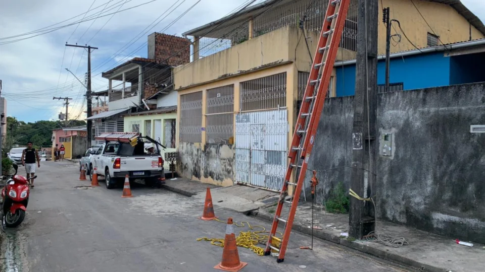 Vídeo;Moradores voltam a correr risco de morte por fio de alta tensão que já eletrocutou vítima, na zona Sul