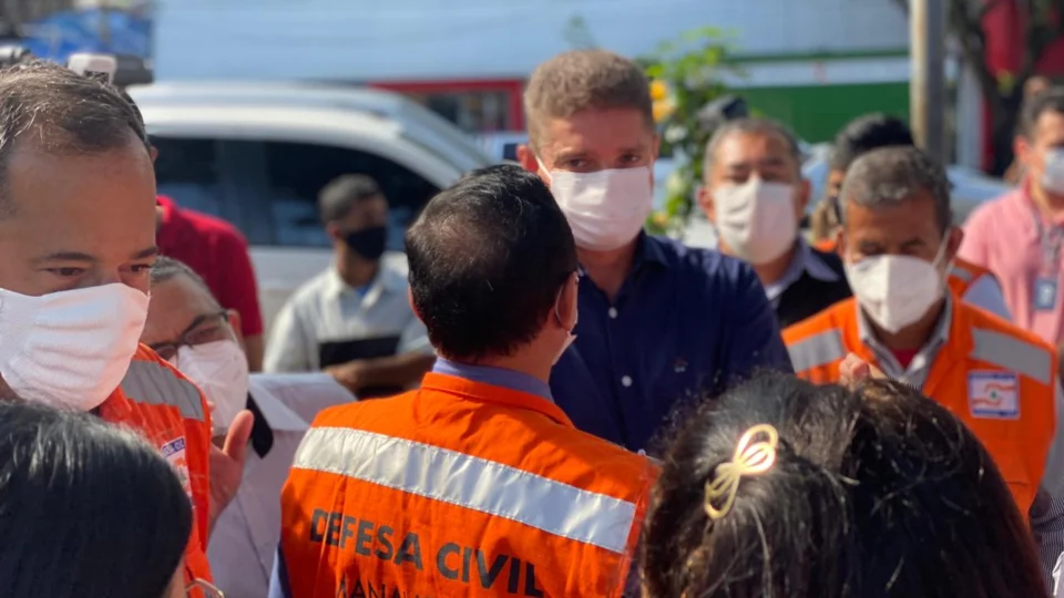 Comitê Especial de Enfrentamento das Cheias avaliam subida do rio nas ruas do Centro de Manaus