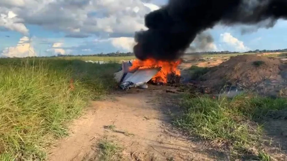 IMAGENS FORTES: pessoas morrem carbonizadas em queda de avião no Pará; Veja vídeos