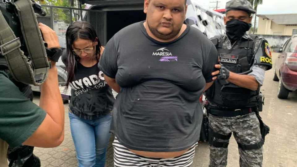 Casal é preso com 2kg de cocaína, revólver calibre 22 e seis munições, no Cidade de Deus, zona Norte