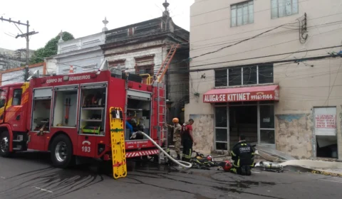 Vídeo;Prédio é tomado pelo fogo e pessoas fogem pelo teto no Centro de Manaus