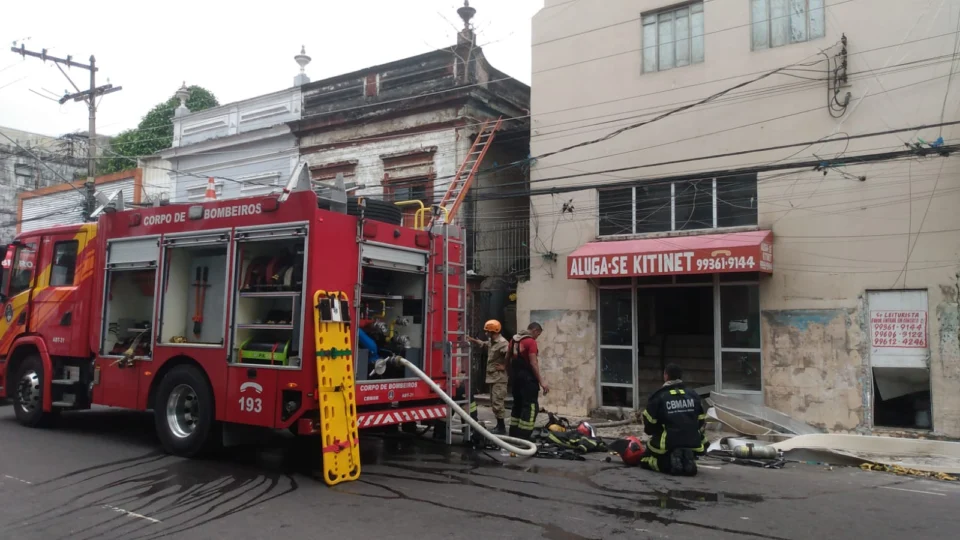 Vídeo;Prédio é tomado pelo fogo e pessoas fogem pelo teto no Centro de Manaus