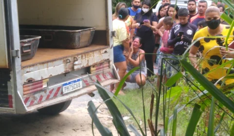 Veja vídeo;Homem é assassinado e mãe reconhece o corpo em terreno baldio na Zona Leste de Manaus