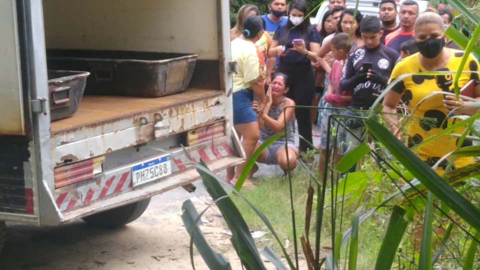Veja vídeo;Homem é assassinado e mãe reconhece o corpo em terreno baldio na Zona Leste de Manaus