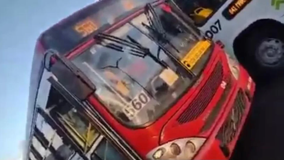 Durante assalto a ônibus, mulher fica ferida e assaltantes fazem motorista mudar a rota