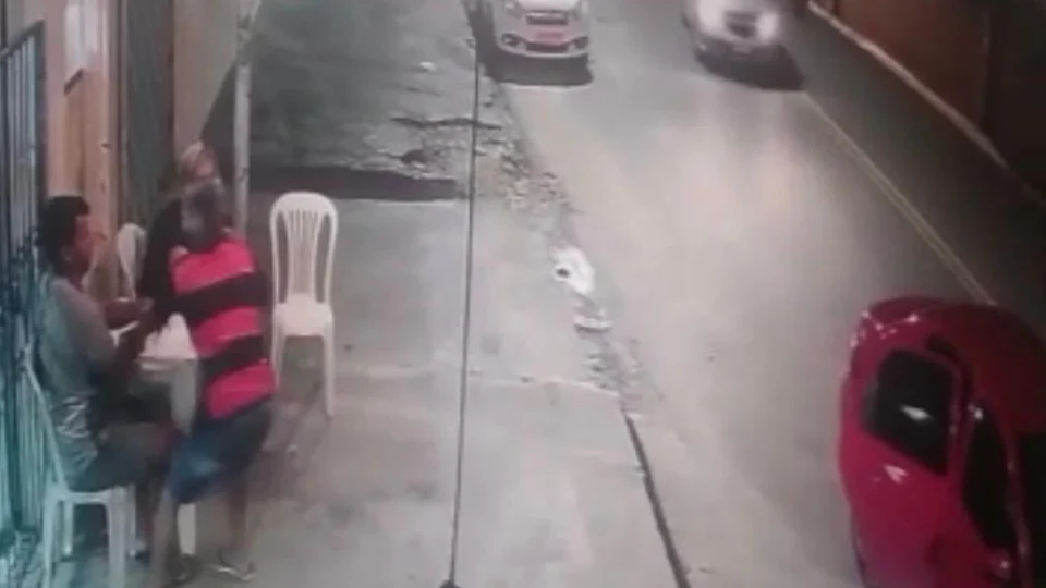 Veja vídeo: imagens registram o momento em que homem reage a assalto na zona Norte de Manaus