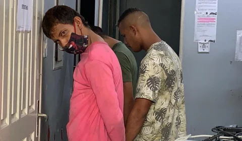 Vídeo: Trio é preso após roubar a pé uma impressora avaliada em 5 mil reais da concessionária Águas de Manaus, na zona Norte